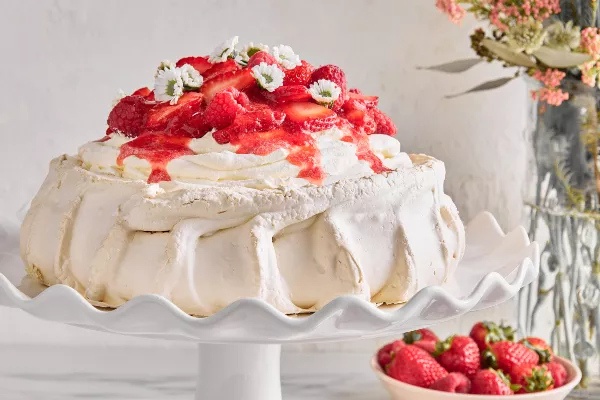 Golden Pavlova With Seasonal Berries Redpath Sugar   Golden Pavlova Berries 600x400 0 .webp